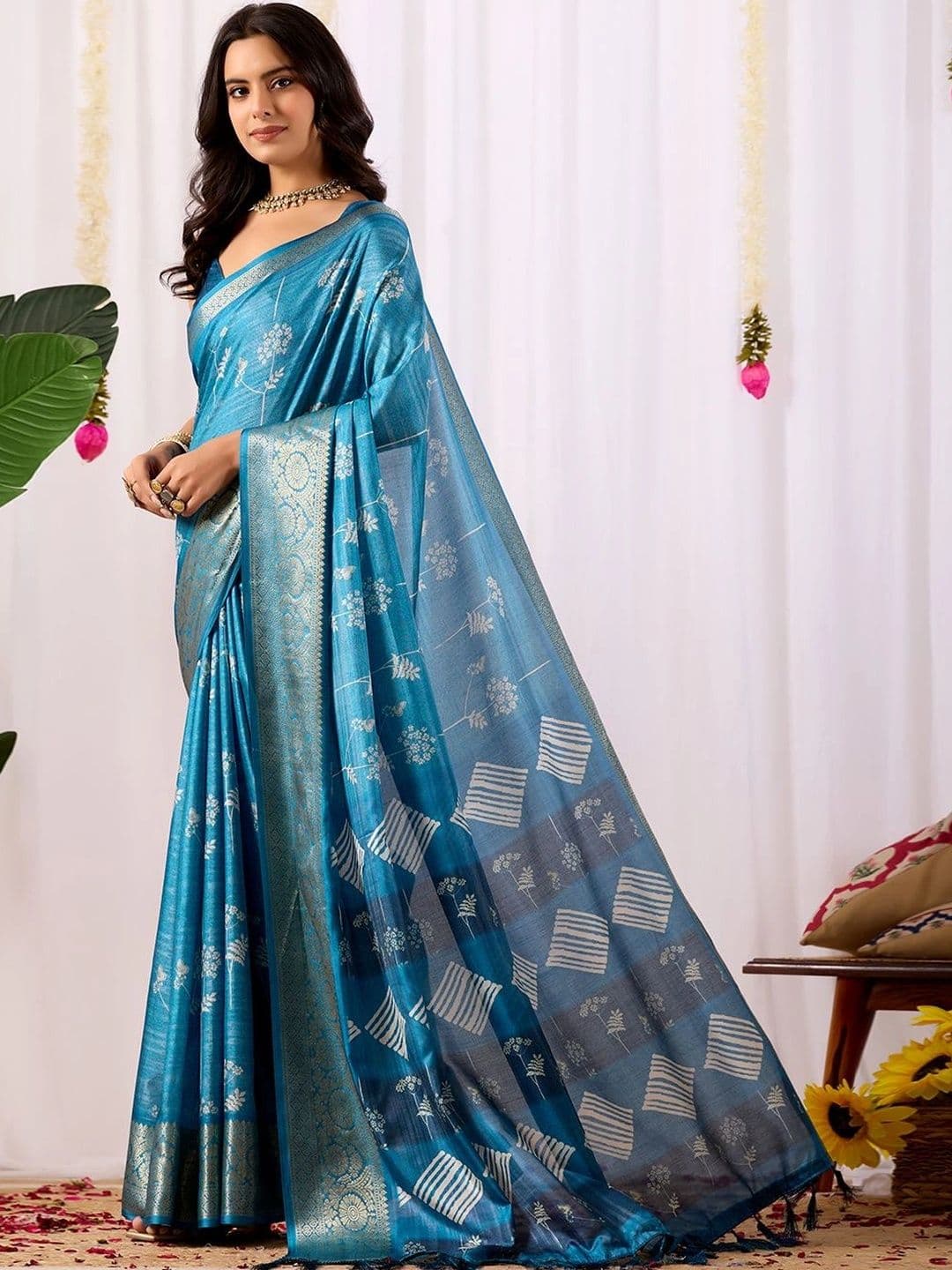 DIVASTRI Floral Zari Silk Blend Designer Saree thumbnail 6