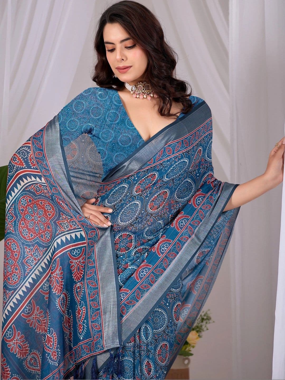 DIVASTRI Zari Linen Blend Designer Saree thumbnail 7