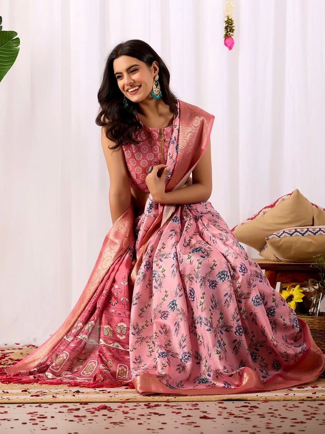 DIVASTRI Floral Zari Silk Blend Designer Saree thumbnail 4