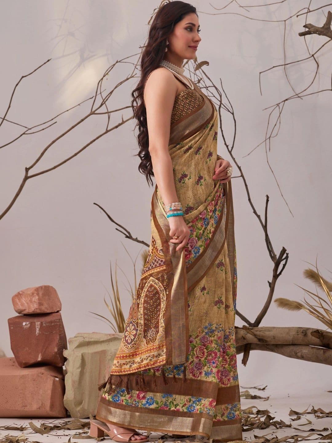 DIVASTRI Floral Linen Blend Designer Saree thumbnail 7