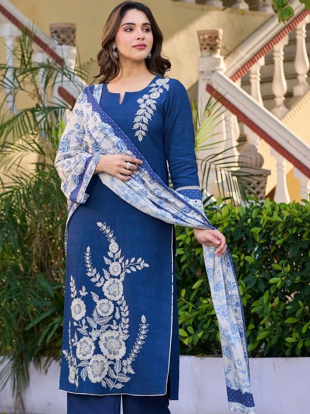 VASTRAPEDIA Women Floral Embroidered Regular Thread Work Pure Cotton Kurta with Trousers & With Dupatta thumbnail 5