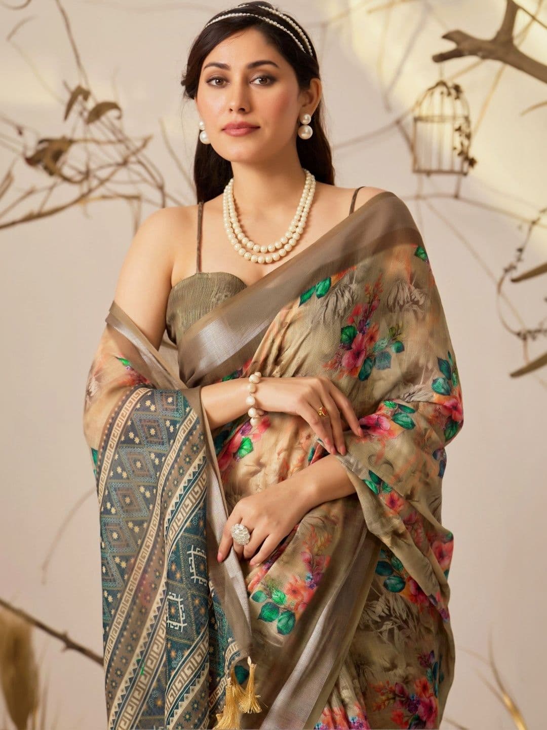 DIVASTRI Floral Zari Linen Blend Designer Saree thumbnail 3