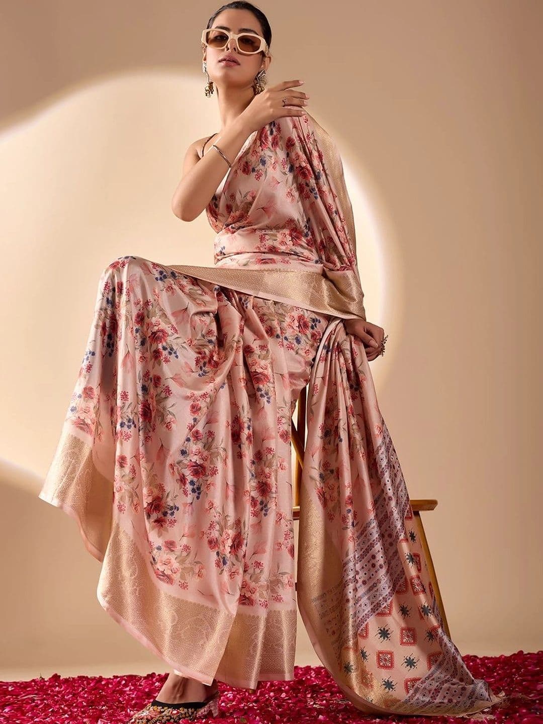 DIVASTRI Floral Zari Silk Blend Designer Saree thumbnail 2