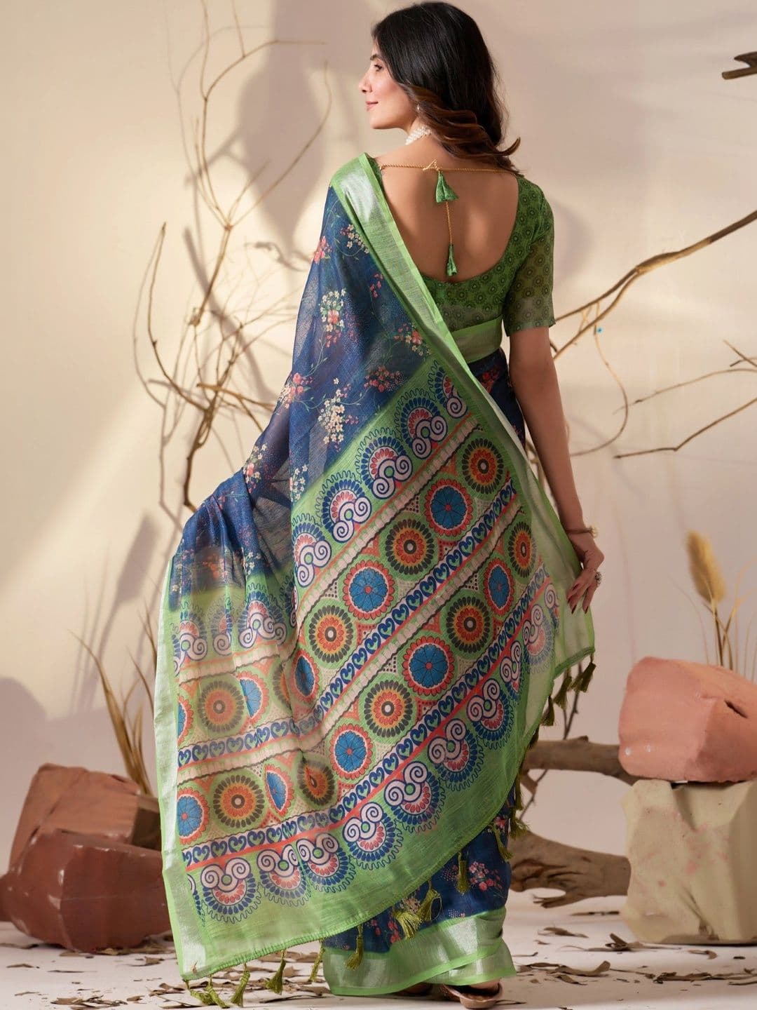 DIVASTRI Floral Zari Linen Blend Designer Saree thumbnail 7