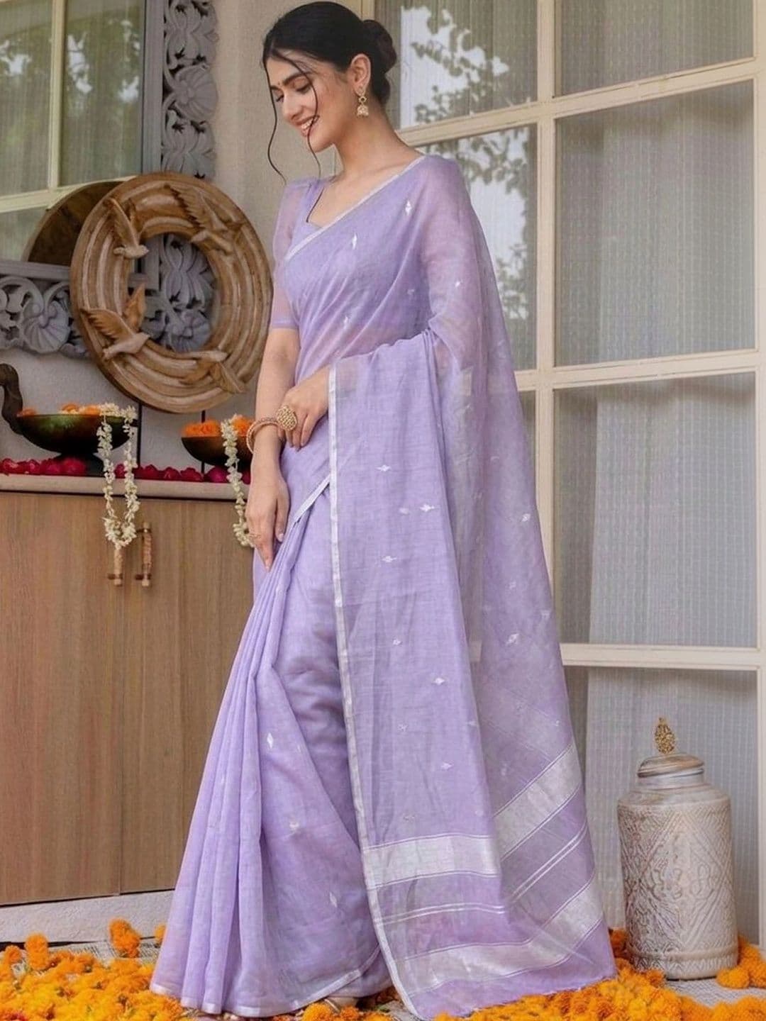 UMANTA Woven Design Zari Silk Blend Banarasi Saree thumbnail 2