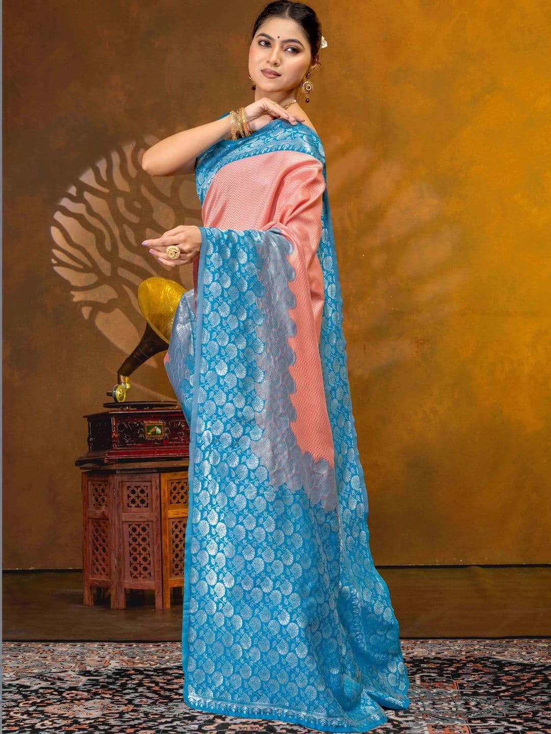 UMANTA Women Woven Design Zari Silk Blend Banarasi Saree thumbnail 6