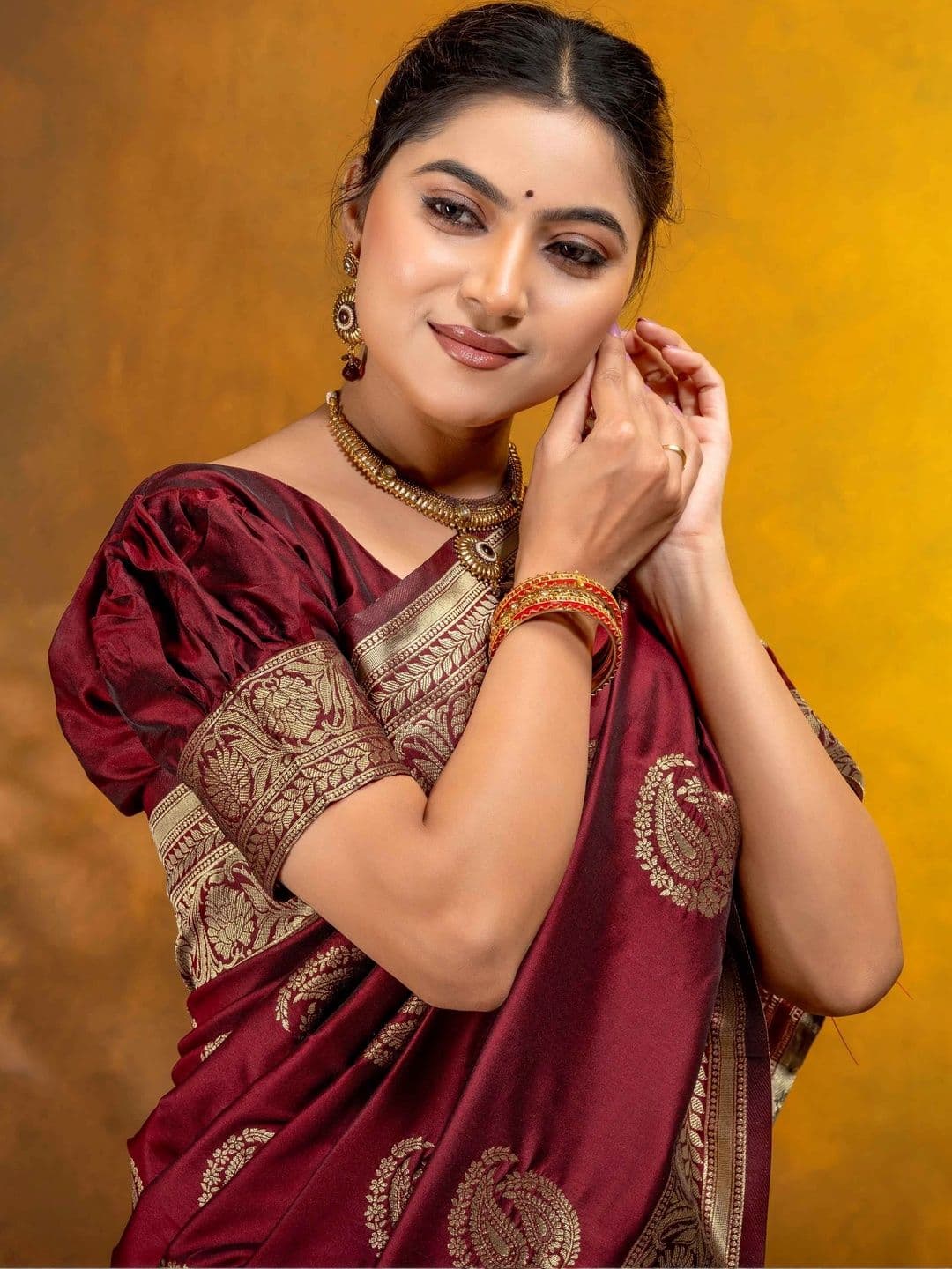 UMANTA Woven Design Zari Silk Blend Banarasi Saree thumbnail 5