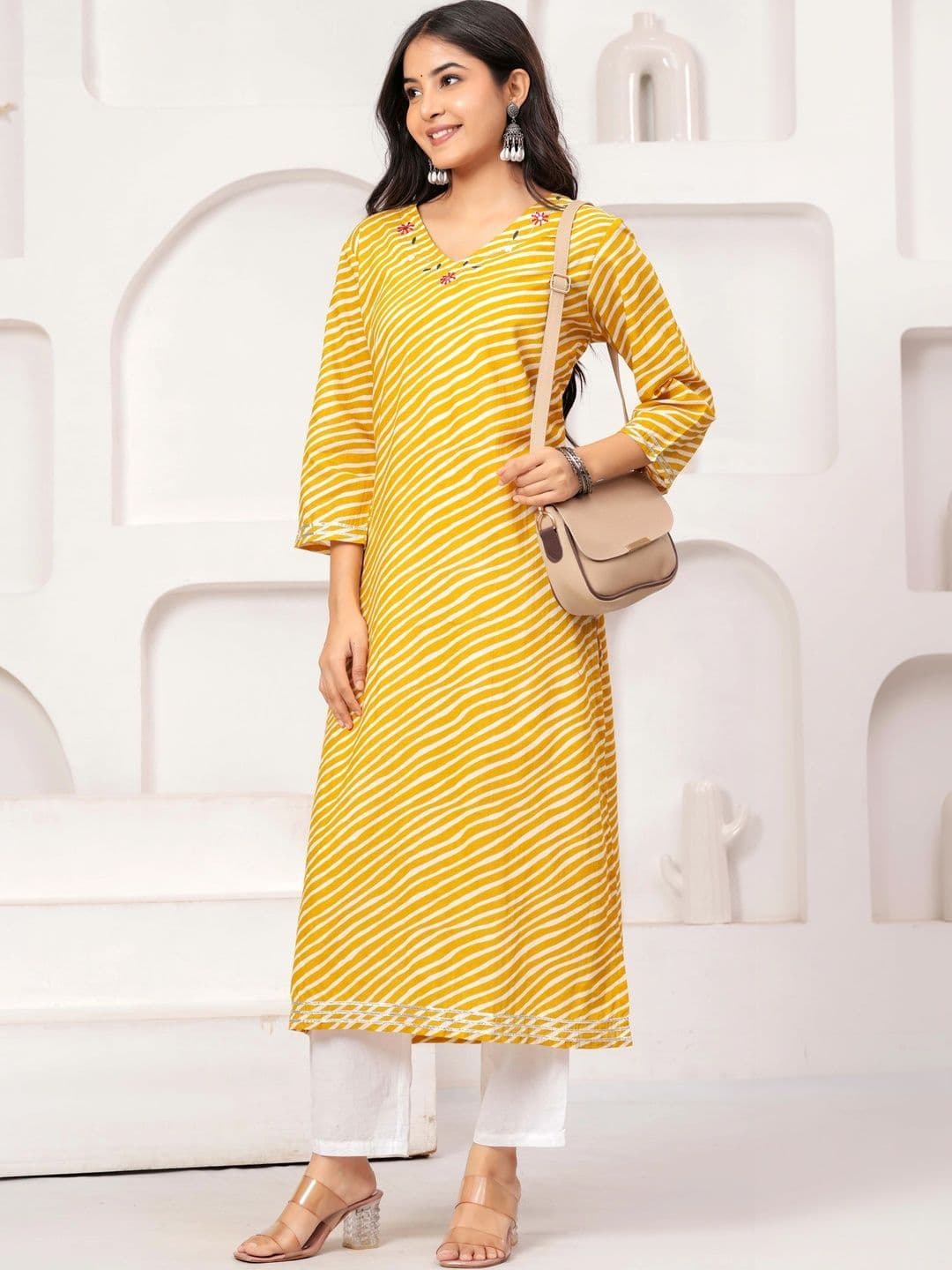 JAIPUR SARAI Women Printed Thread Work Kurta thumbnail 2