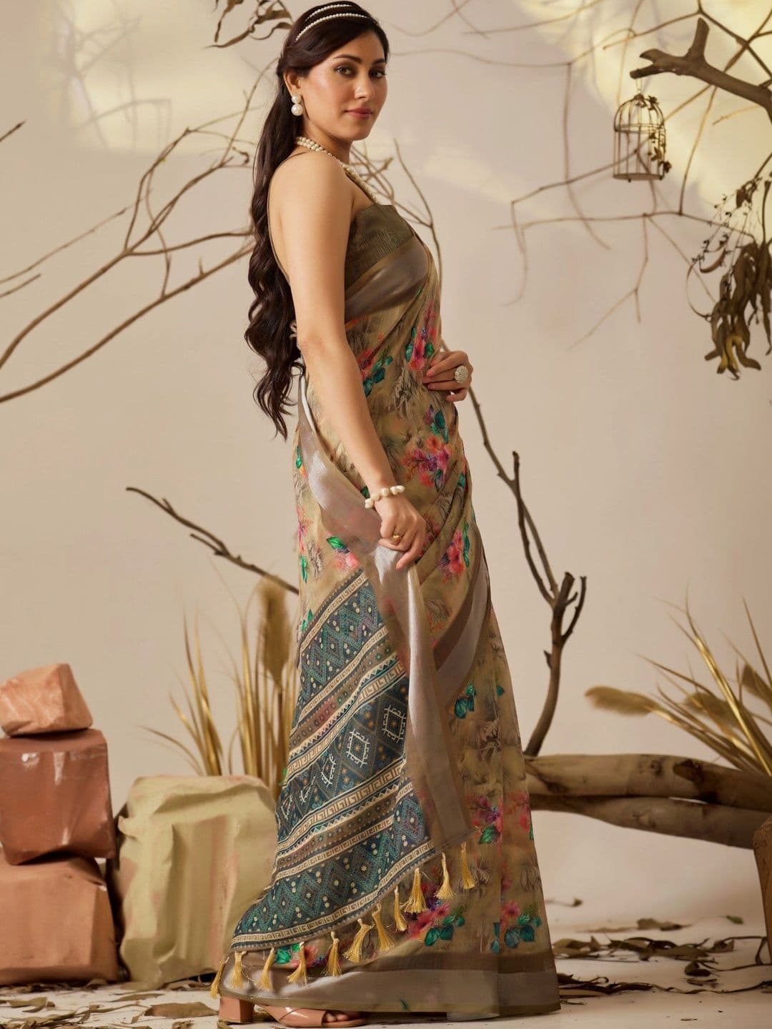DIVASTRI Floral Zari Linen Blend Designer Saree thumbnail 7