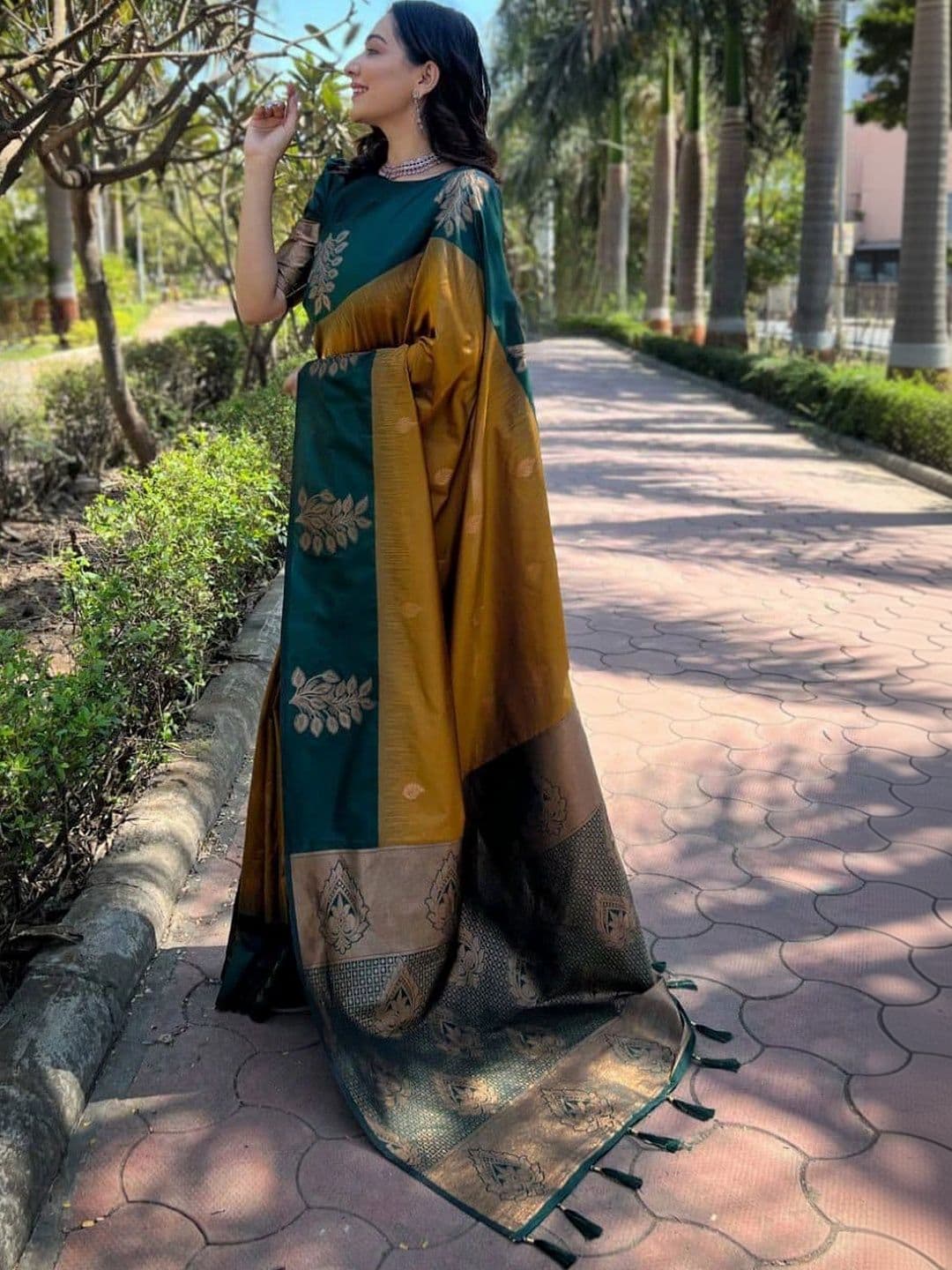 NARIVESH TRENDS Woven Design Zari Silk Cotton Saree thumbnail 3