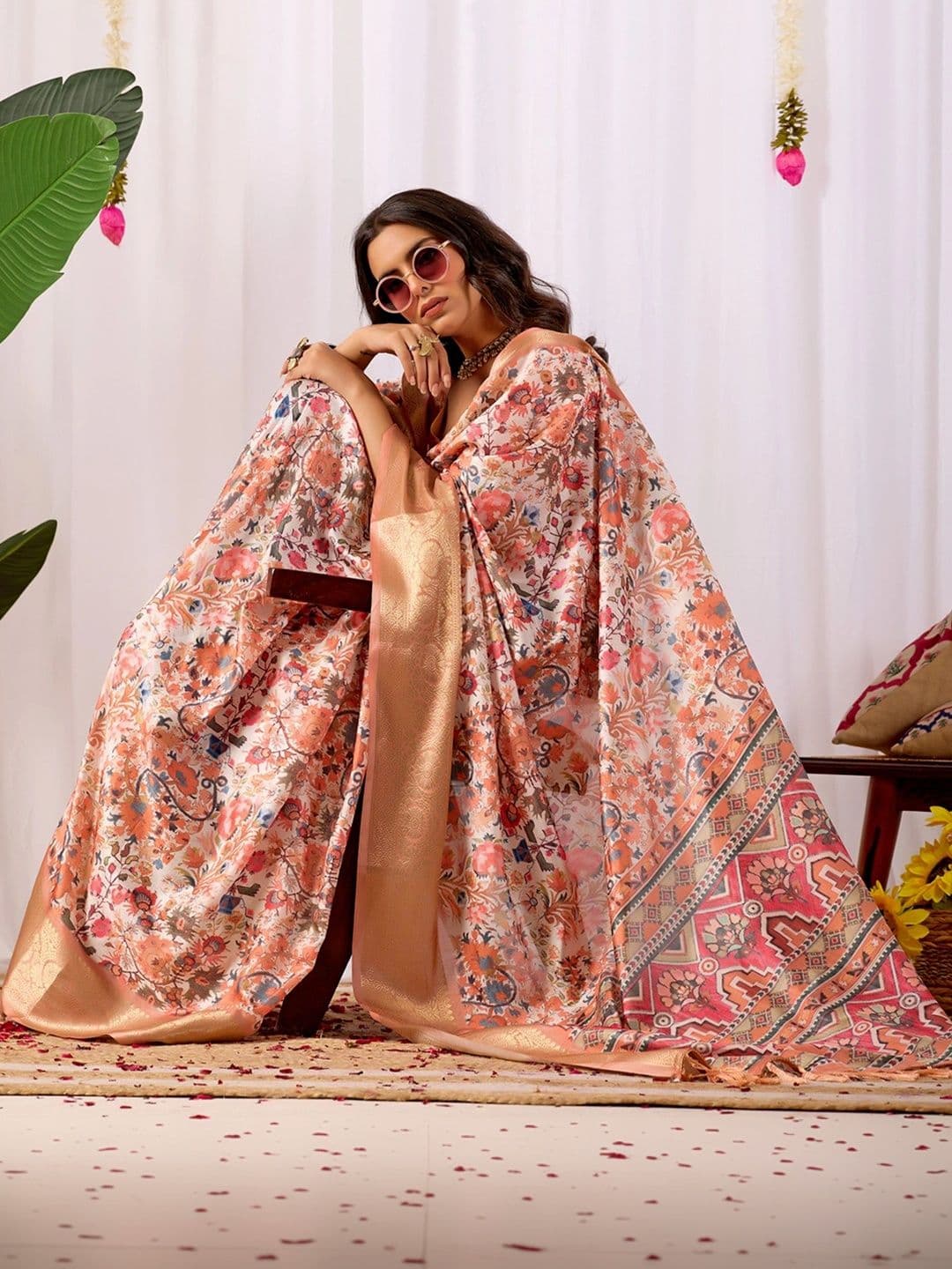 DIVASTRI Floral Zari Silk Blend Designer Saree thumbnail 3