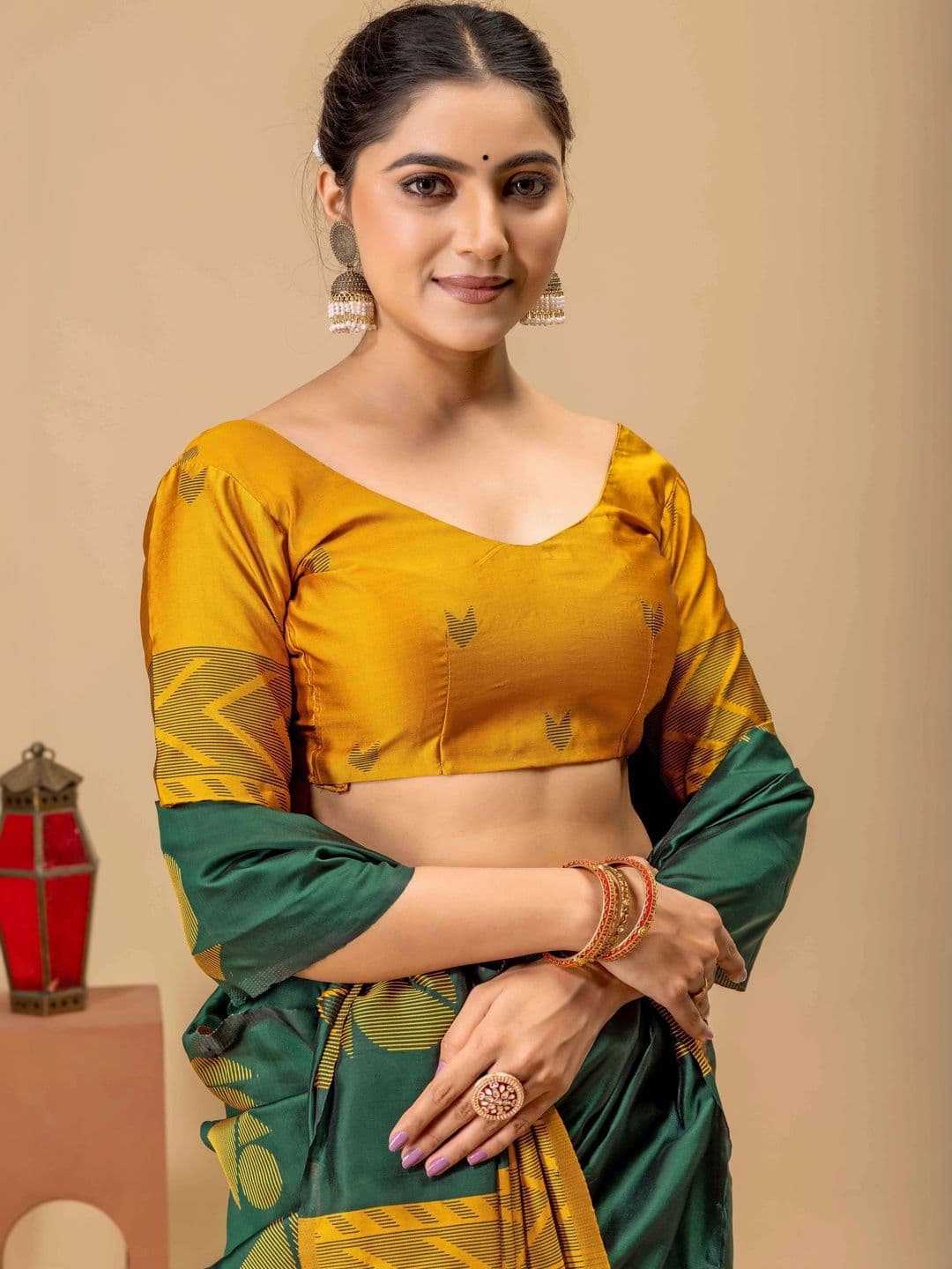UMANTA Woven Design Zari Silk Blend Banarasi Saree thumbnail 2