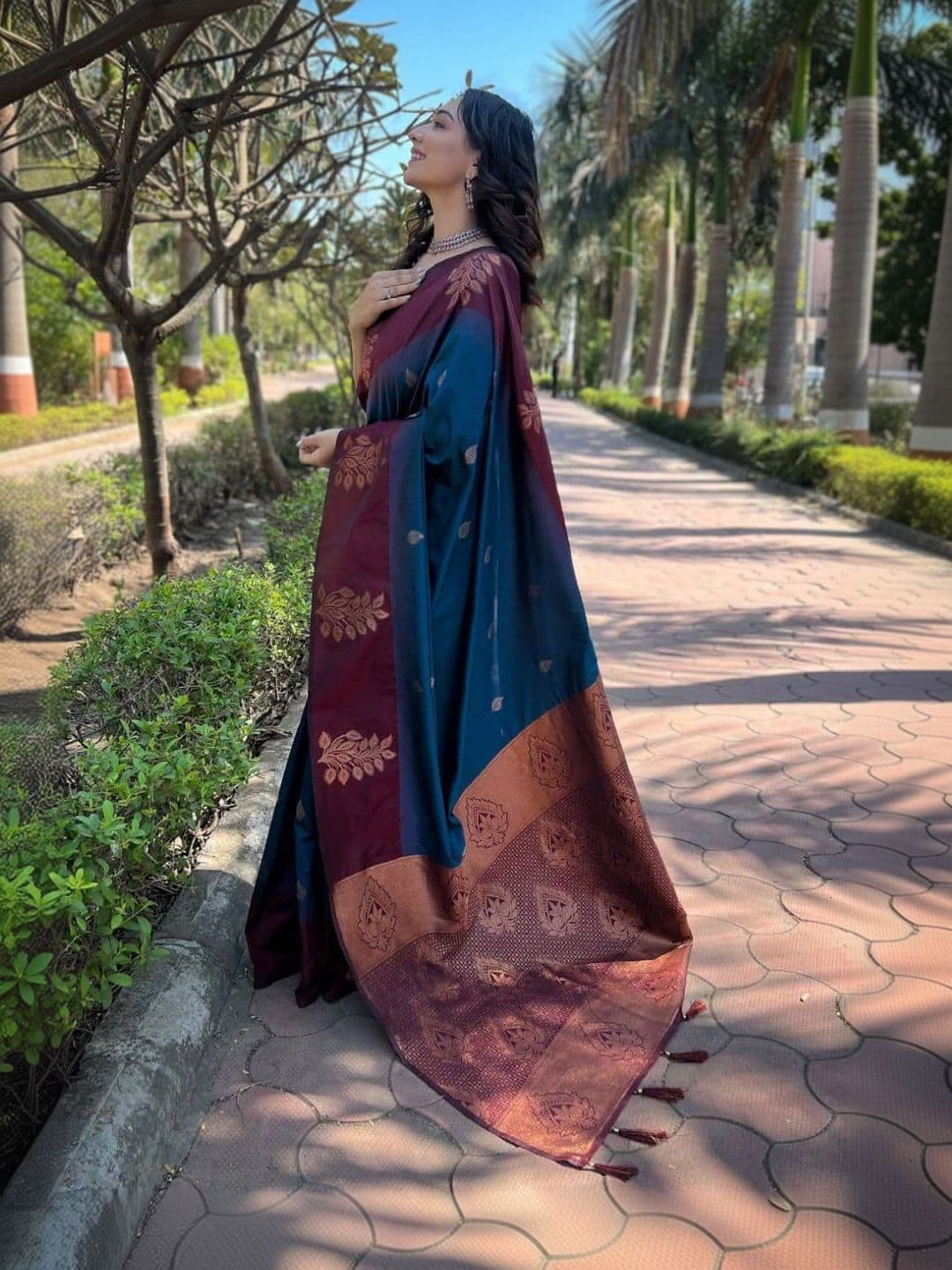 NARIVESH TRENDS Woven Design Zari Silk Cotton Saree thumbnail 3