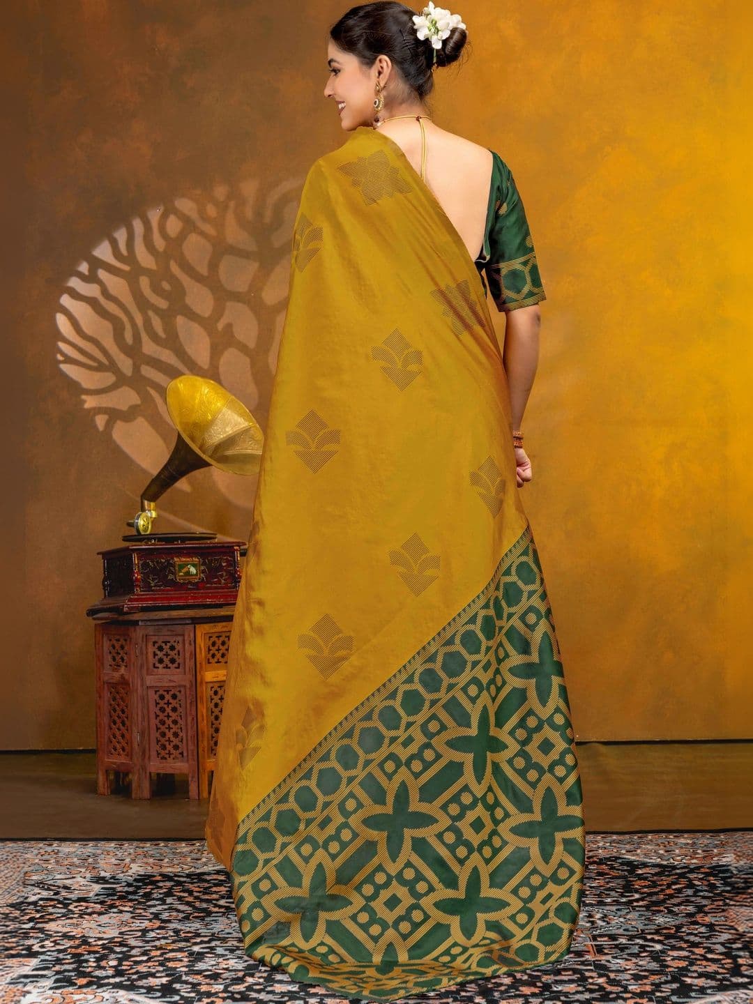 UMANTA Woven Design Zari Silk Blend Banarasi Saree thumbnail 4