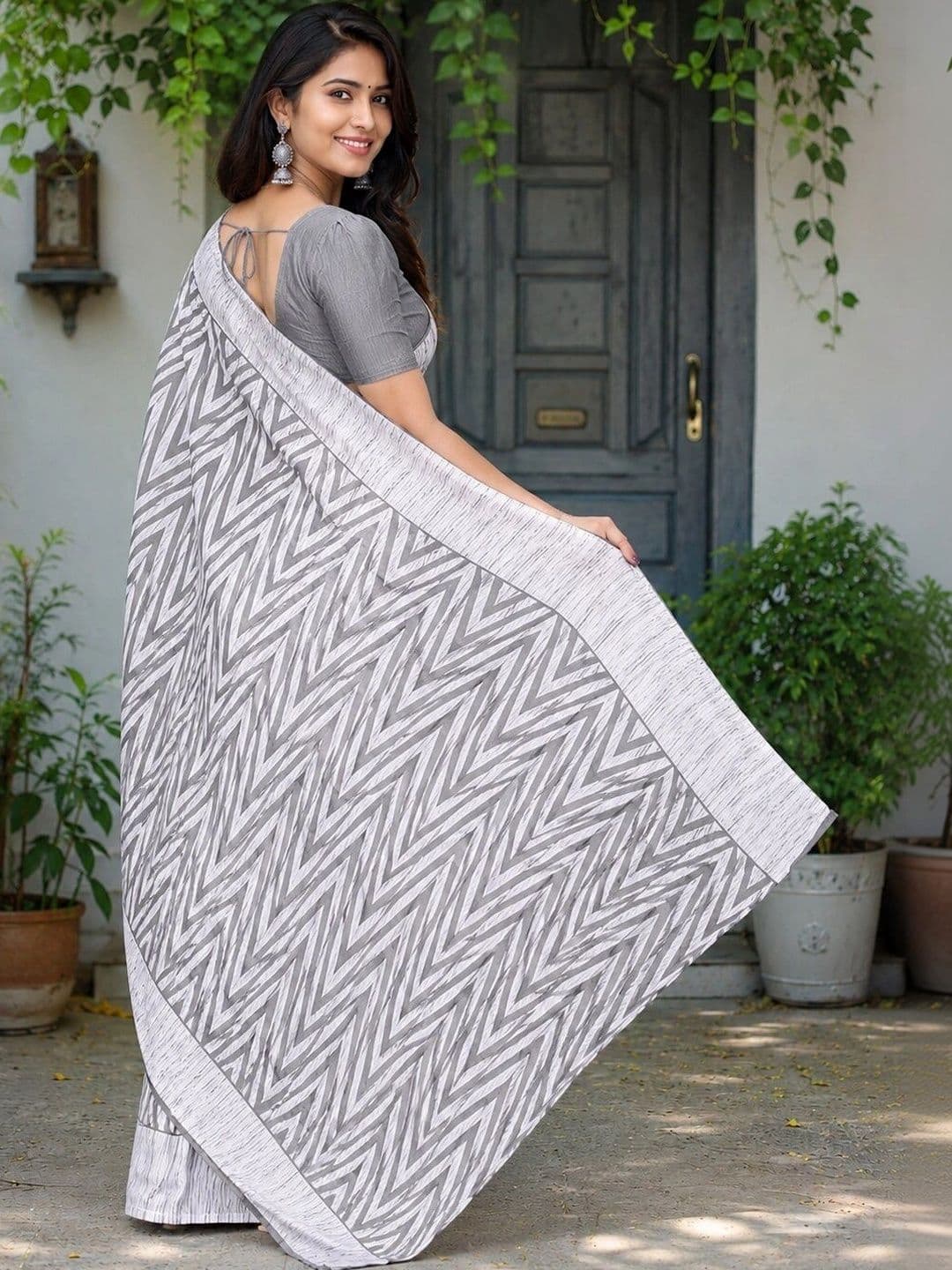 NARIVESH TRENDS Ethnic Motifs Poly Georgette Saree thumbnail 2