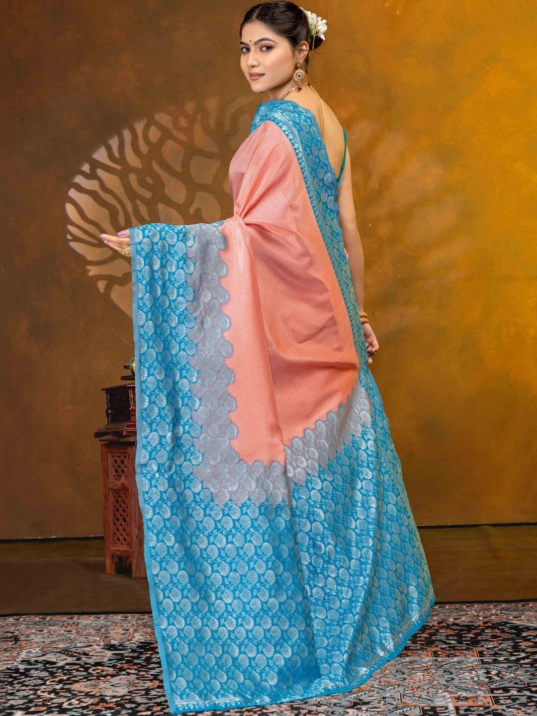 UMANTA Women Woven Design Zari Silk Blend Banarasi Saree thumbnail 4