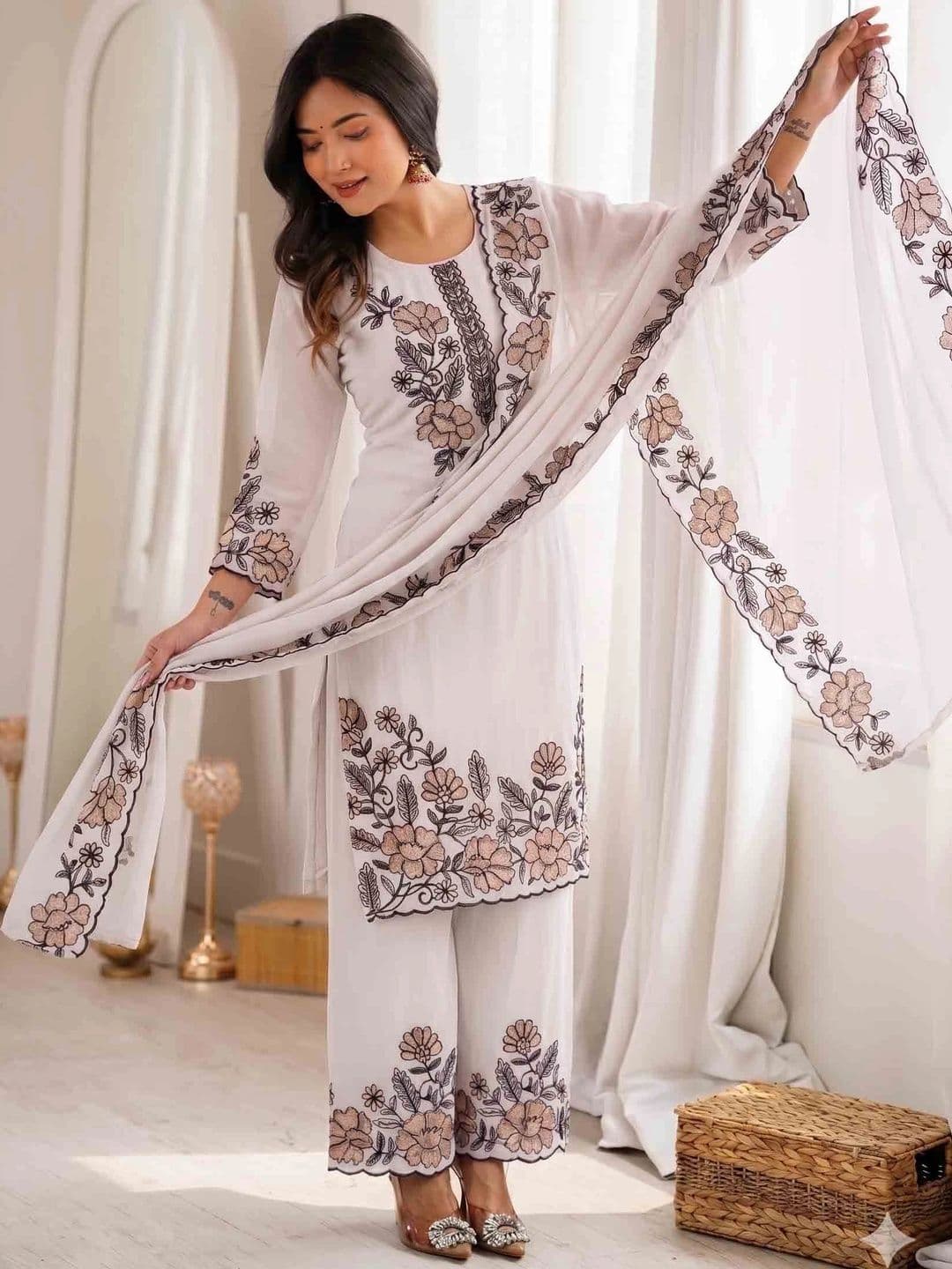 Soldlook Women Floral Embroidered Regular Thread Work Kurta with Palazzos & With Dupatta thumbnail 3