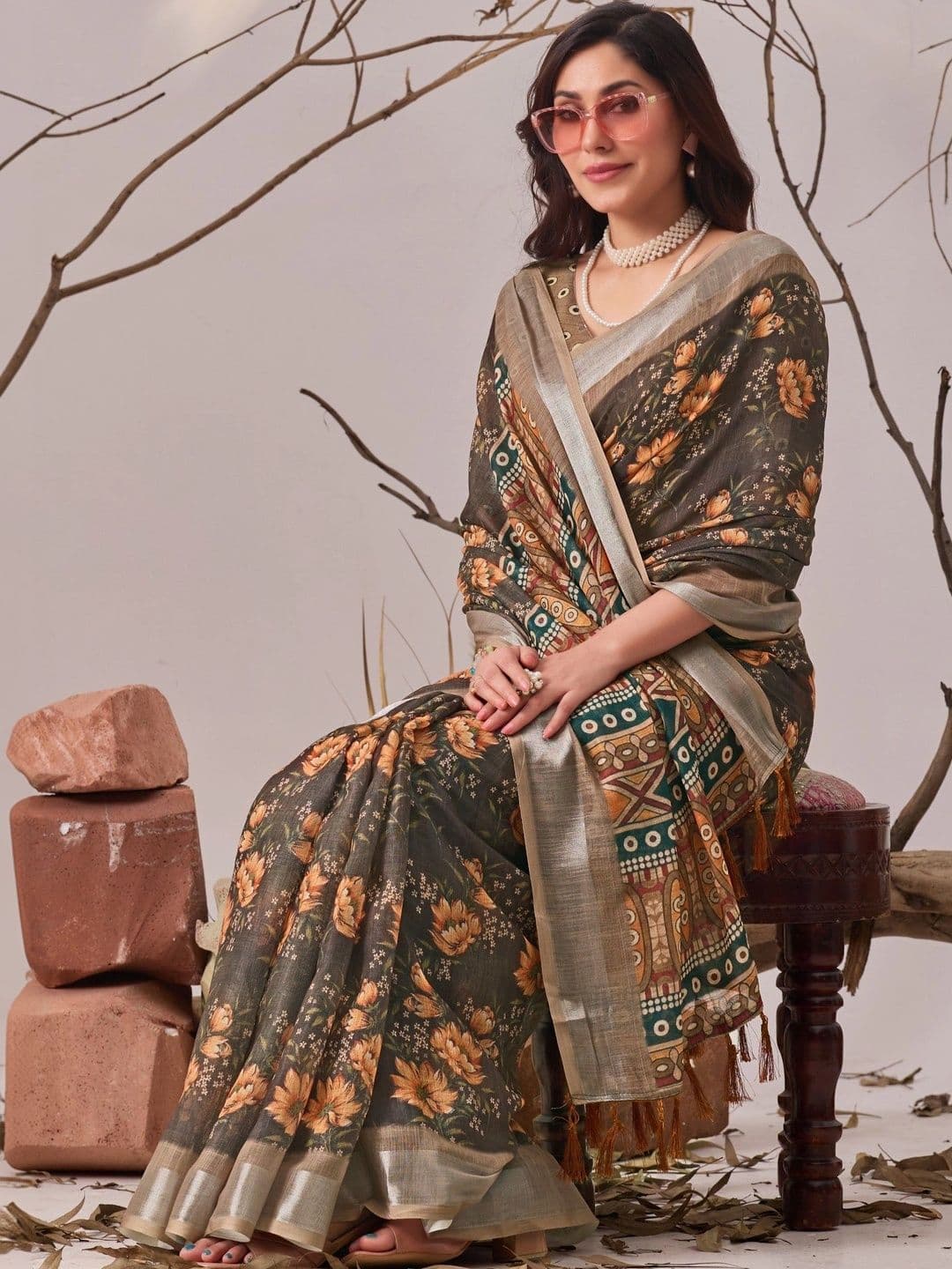 DIVASTRI Floral Linen Blend Designer Saree thumbnail 6
