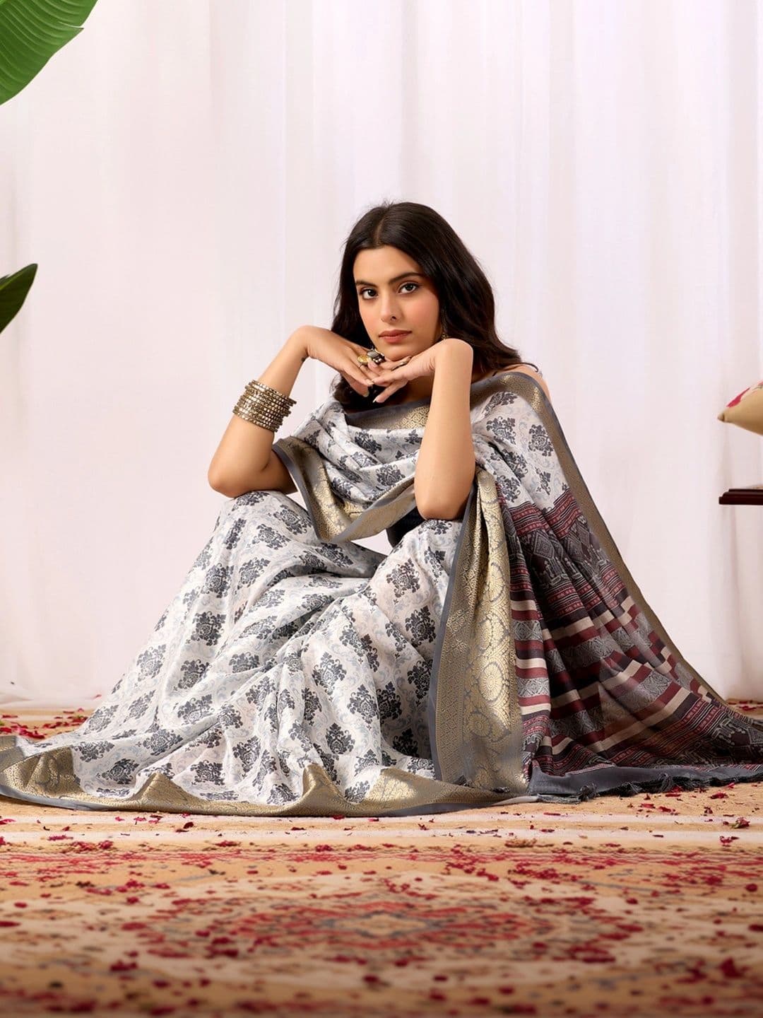 Mitera Ethnic Motifs Zari Silk Blend Designer Saree thumbnail 4