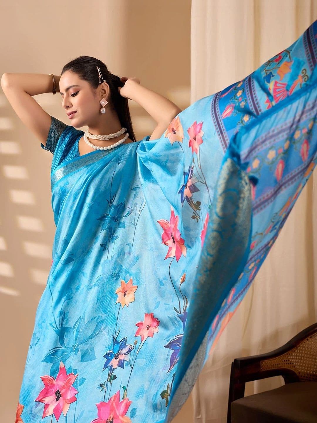 Mitera Floral Zari Silk Blend Designer Saree thumbnail 7