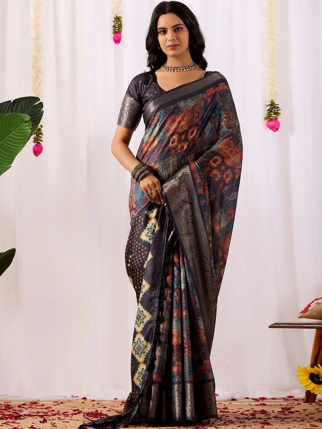 Mitera Zari Silk Blend Designer Saree thumbnail 3