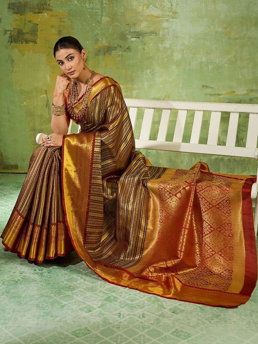 Sutriti Woven Design Zari Silk Blend Kanjeevaram Saree thumbnail 4