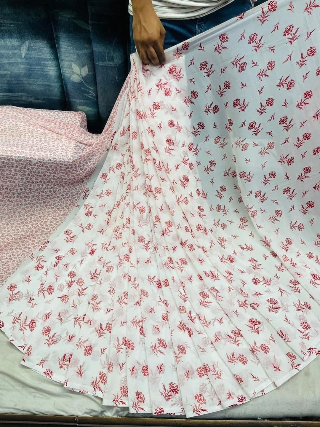 NARIVESH TRENDS Floral Poly Georgette Saree thumbnail 3