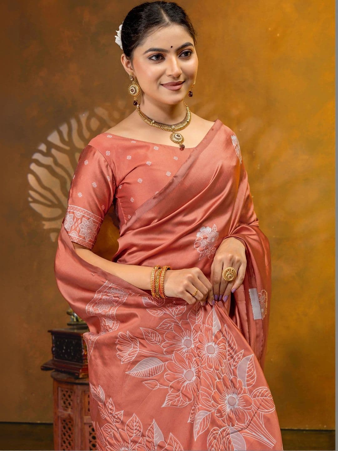 UMANTA Floral Silk Blend Banarasi Saree thumbnail 5