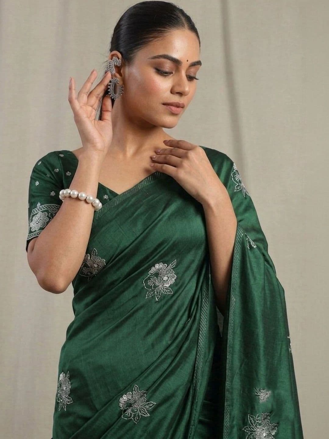 UMANTA Floral Embroidered Silk Blend Banarasi Saree thumbnail 3