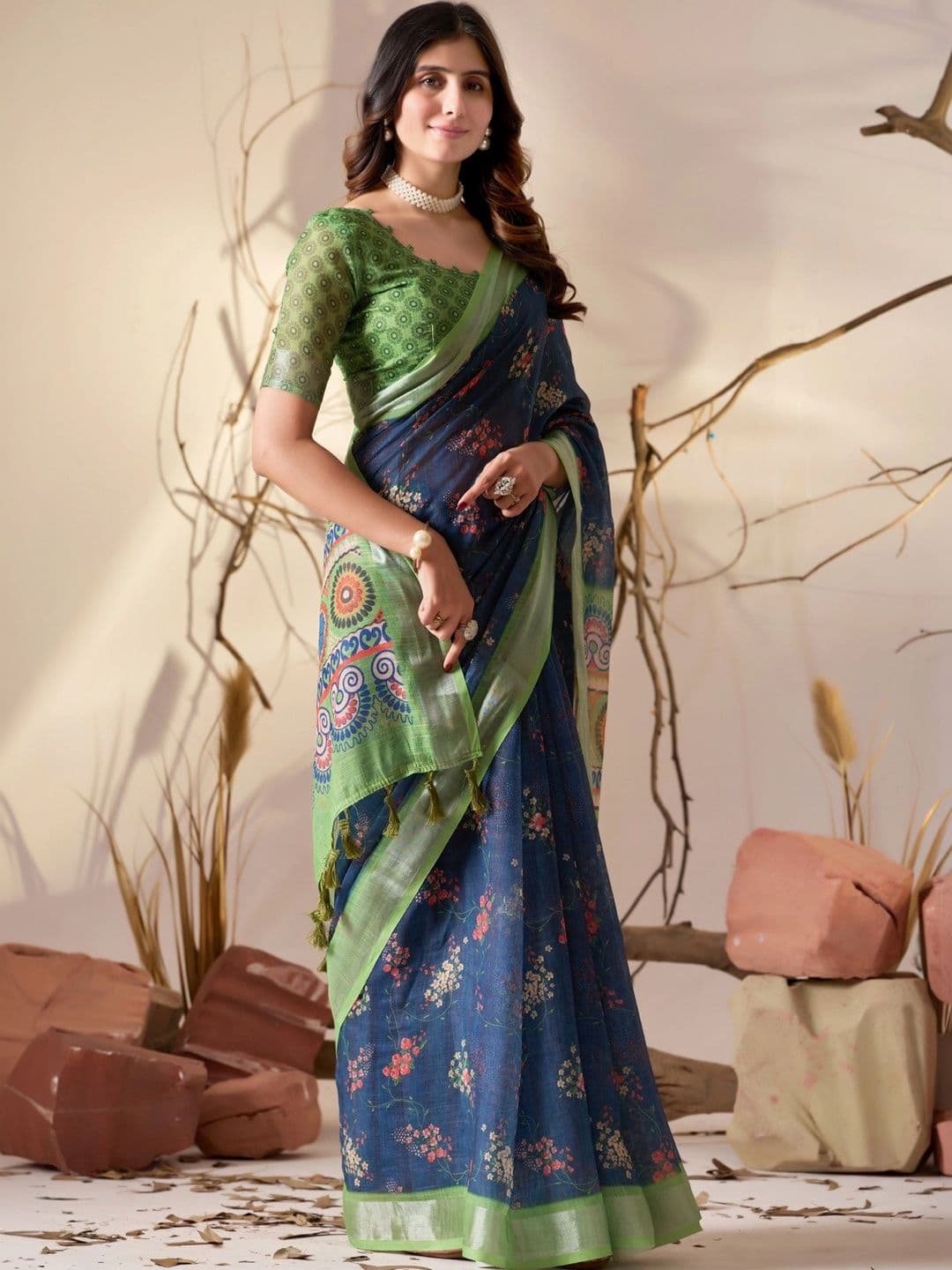 DIVASTRI Floral Zari Linen Blend Designer Saree thumbnail 4