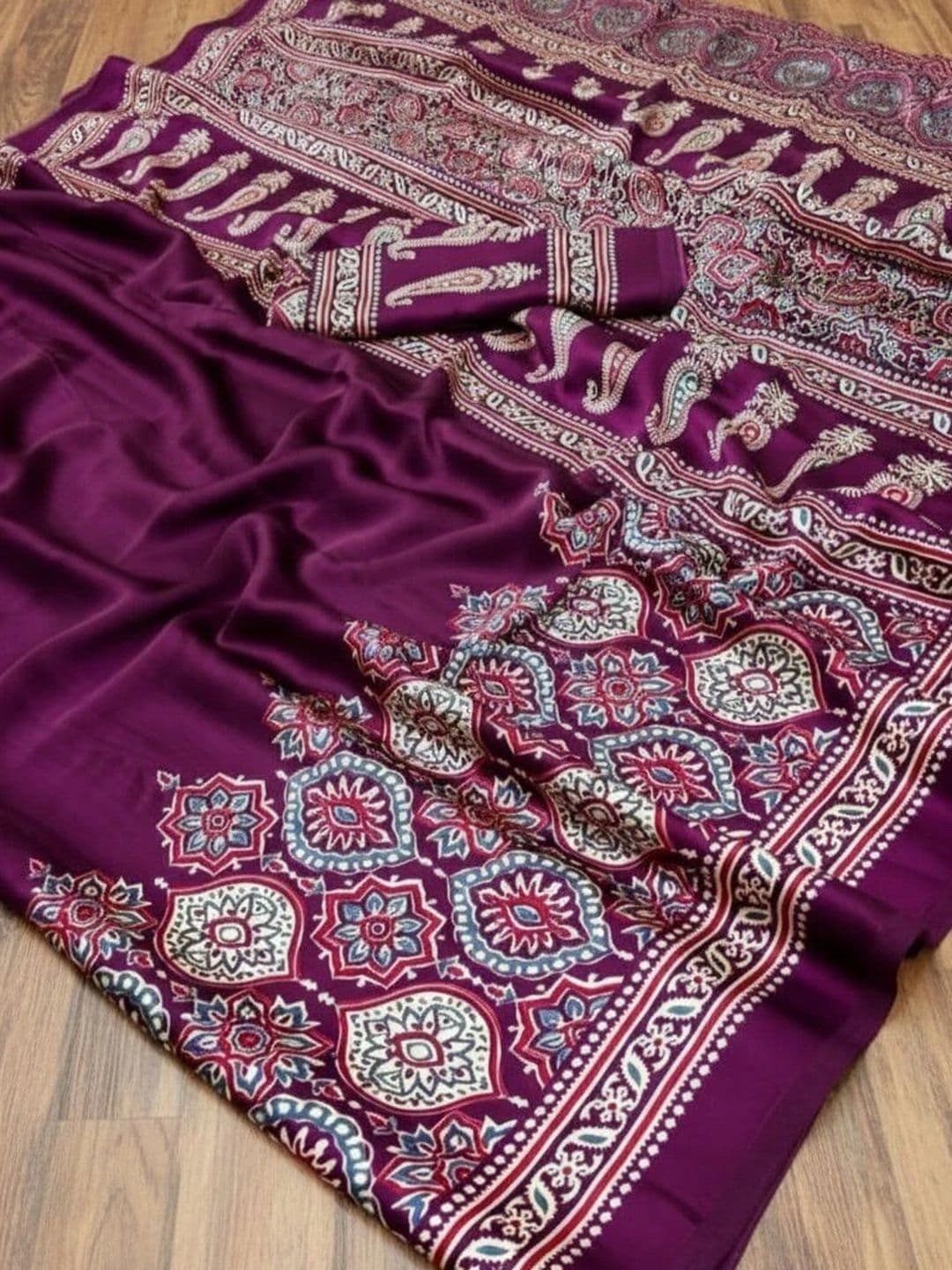 NARIVESH TRENDS Ethnic Motifs Art Silk Saree thumbnail 4
