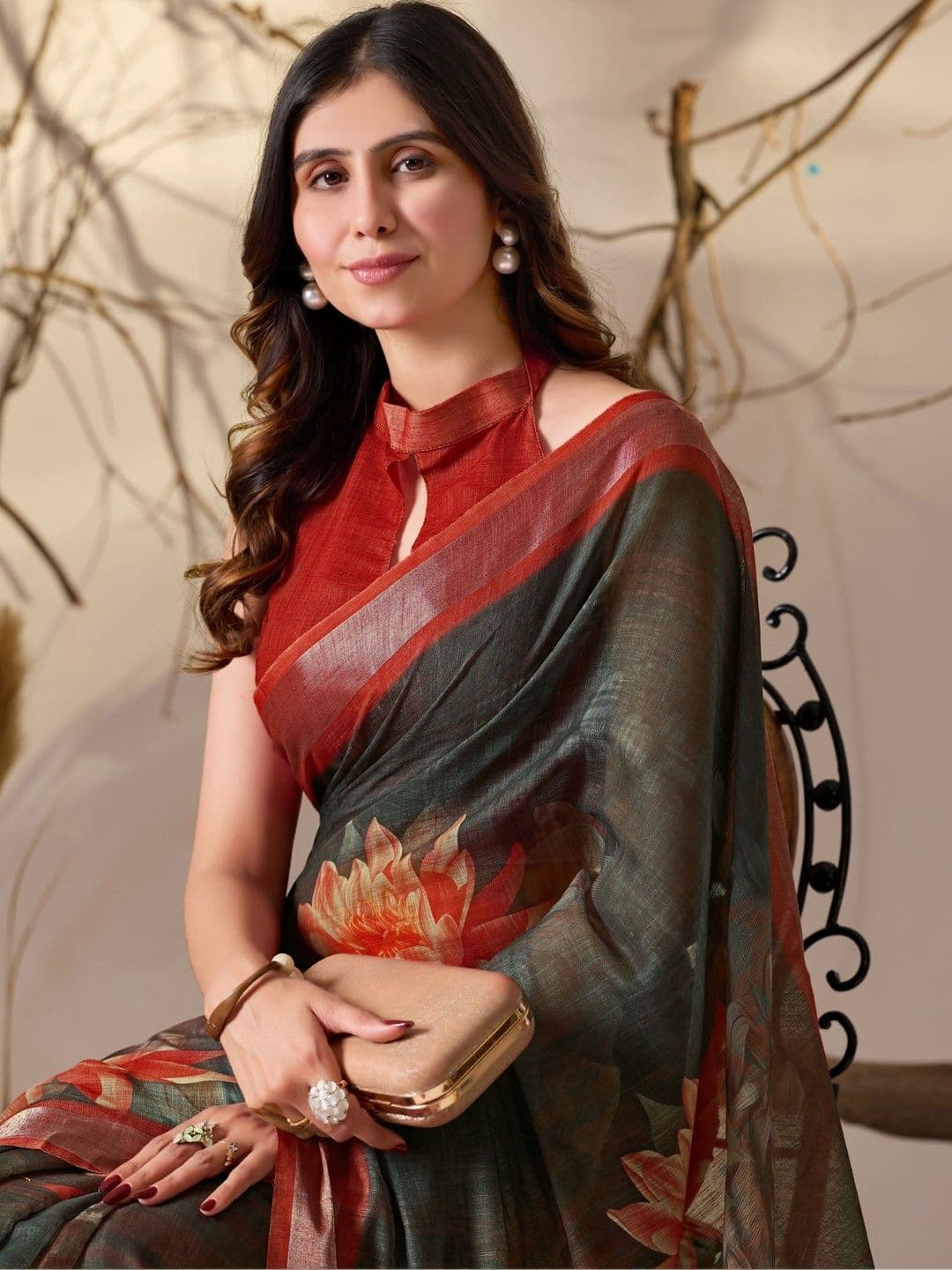 DIVASTRI Floral Zari Linen Blend Designer Saree thumbnail 3