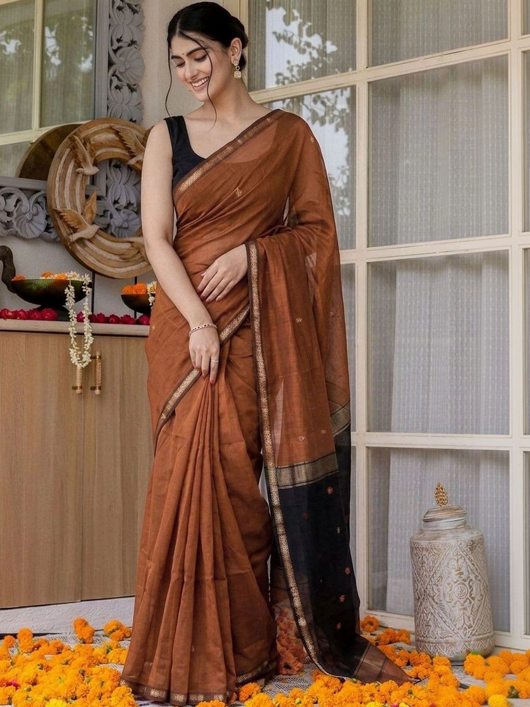 UMANTA Ethnic Motifs Silk Blend Banarasi Saree thumbnail 3