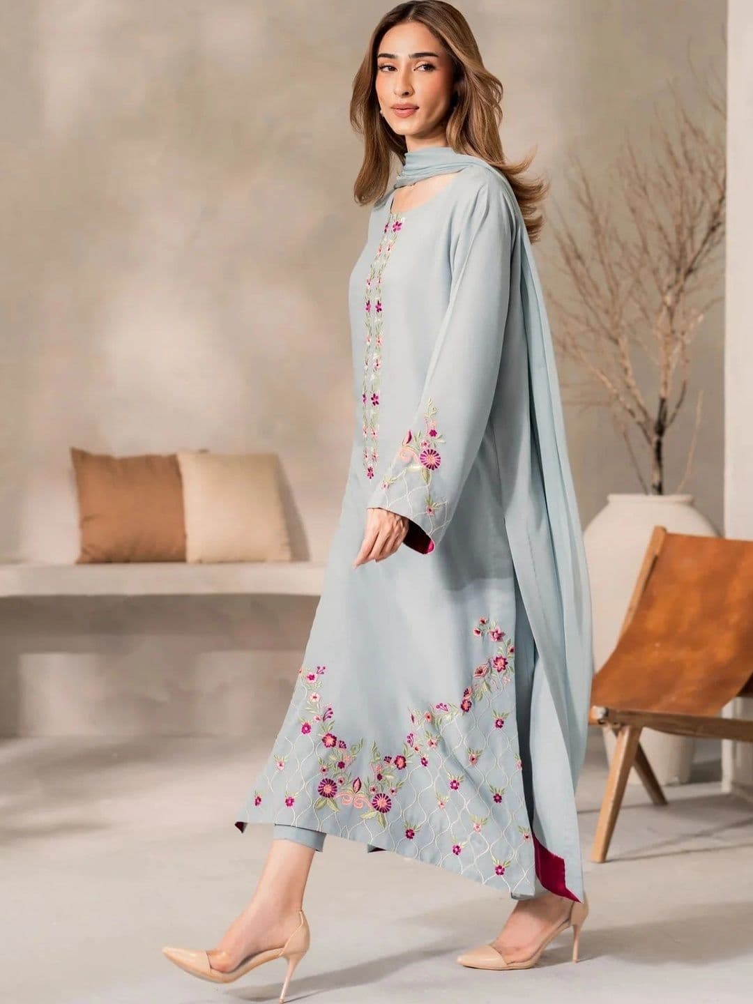 Tankori Women Floral Embroidered Regular Thread Work Chanderi Silk Kurta with Trousers & With Dupatta thumbnail 6