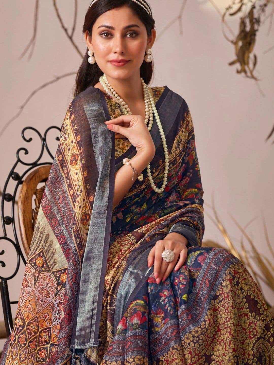 DIVASTRI Paisley Zari Linen Blend Designer Patola Saree thumbnail 5
