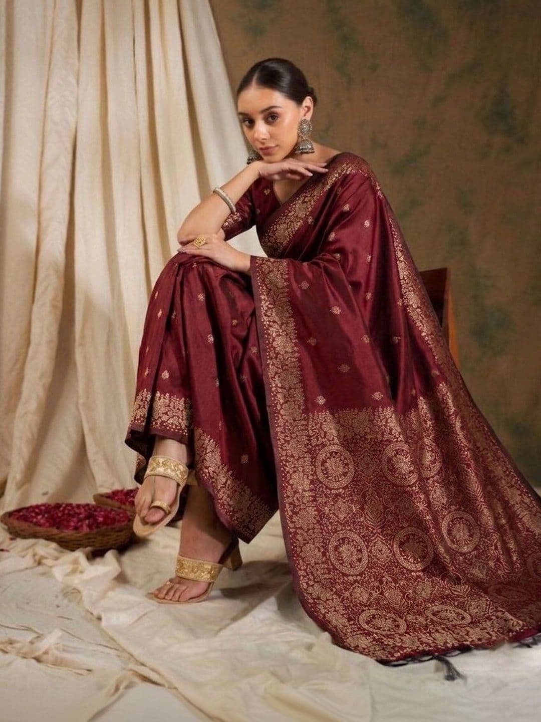 UMANTA Woven Design Zari Silk Blend Banarasi Saree thumbnail 5
