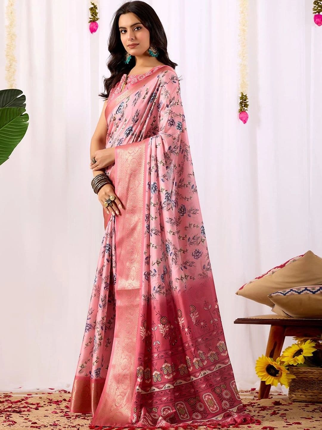 DIVASTRI Floral Zari Silk Blend Designer Saree thumbnail 7