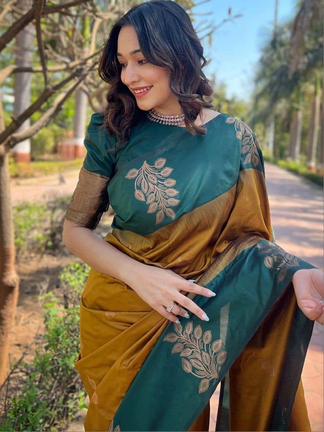 NARIVESH TRENDS Woven Design Zari Silk Cotton Saree thumbnail 2