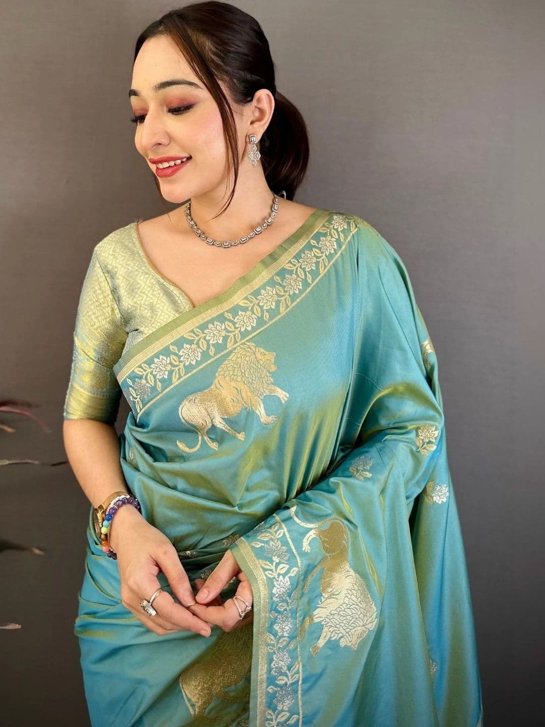 KALINI Floral Woven Design Zari Art Silk Banarasi Saree thumbnail 3