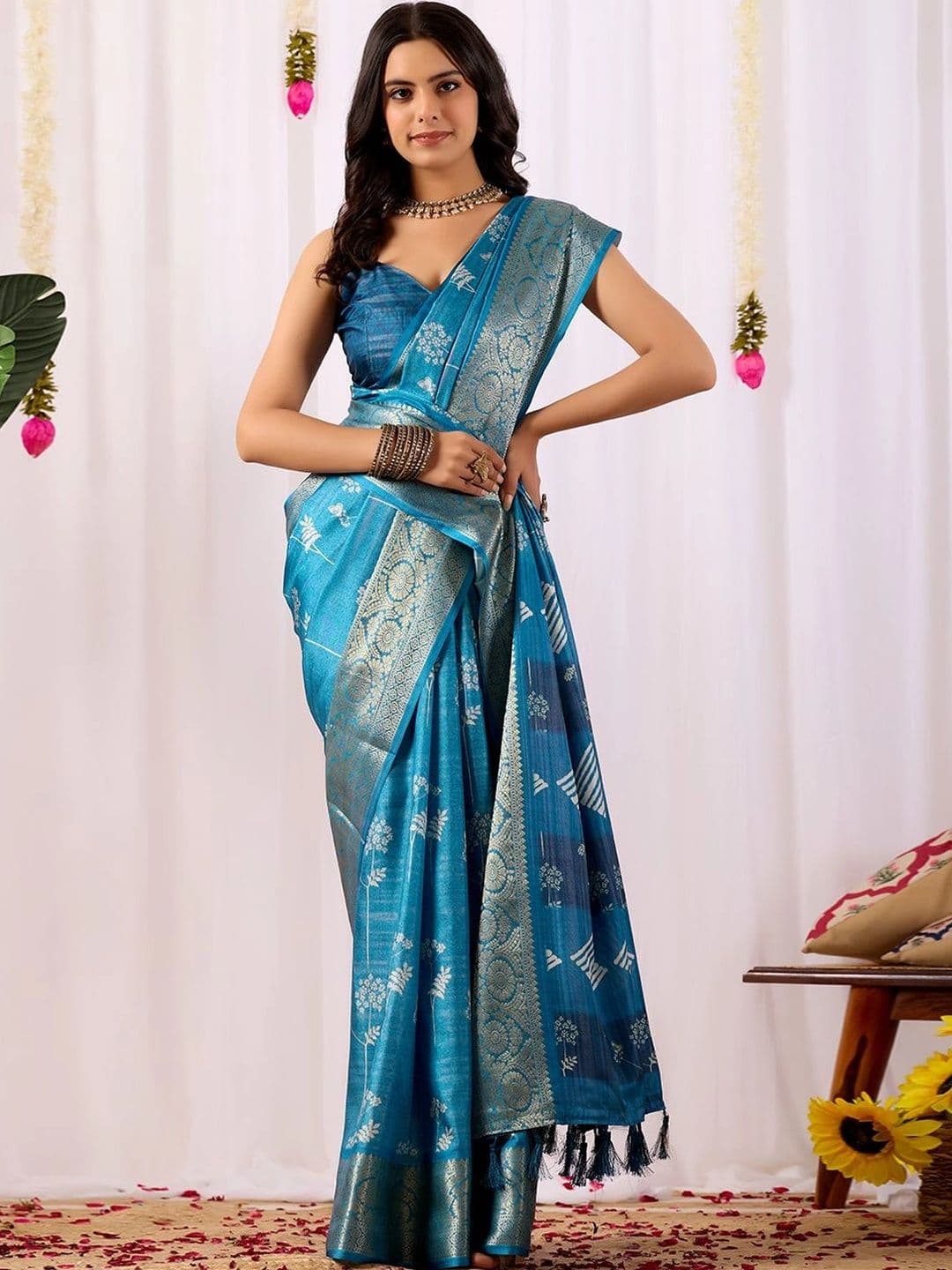 DIVASTRI Floral Zari Silk Blend Designer Saree thumbnail 7