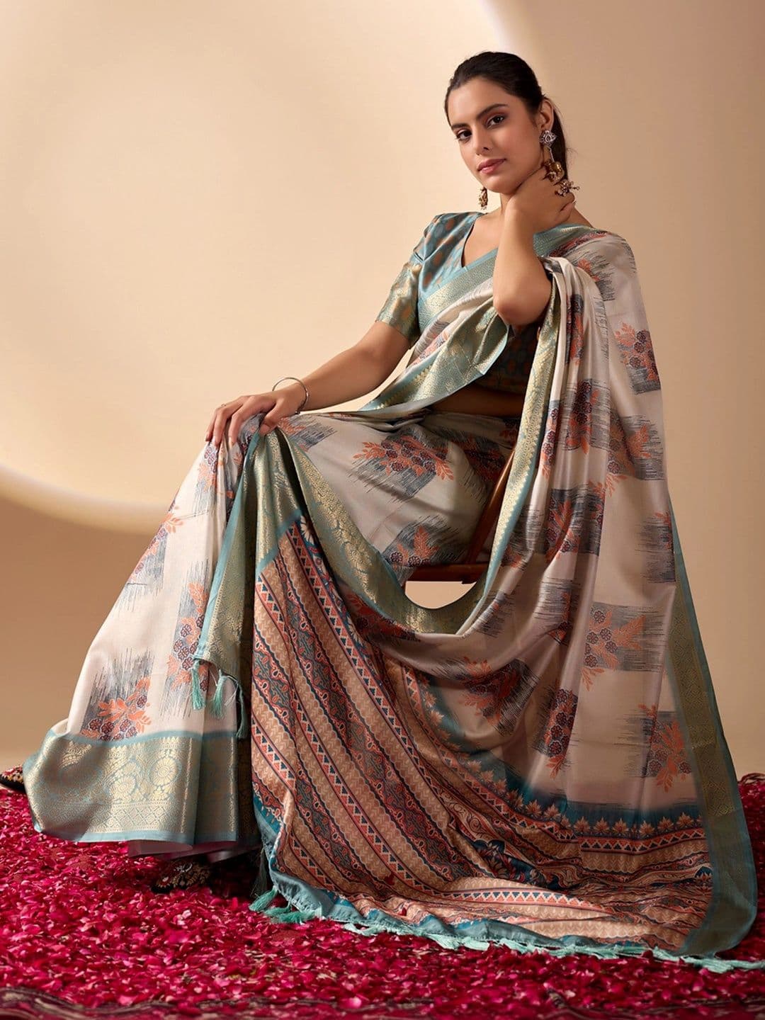 Mitera Floral Zari Silk Blend Designer Saree thumbnail 4