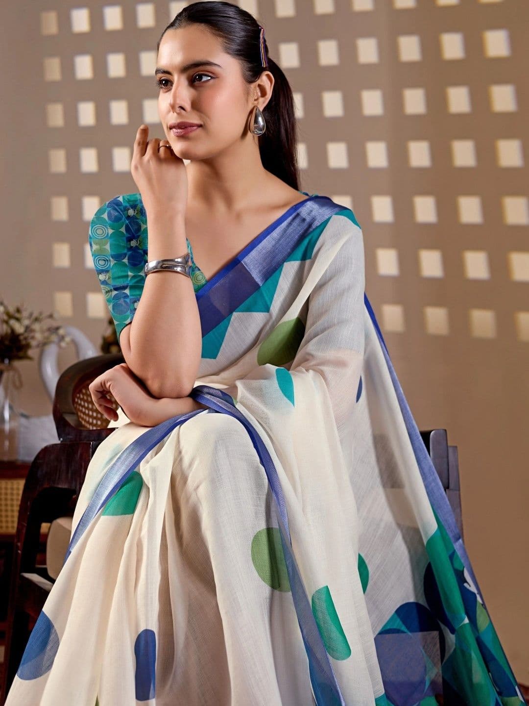 DIVASTRI Zari Linen Blend Designer Saree thumbnail 7