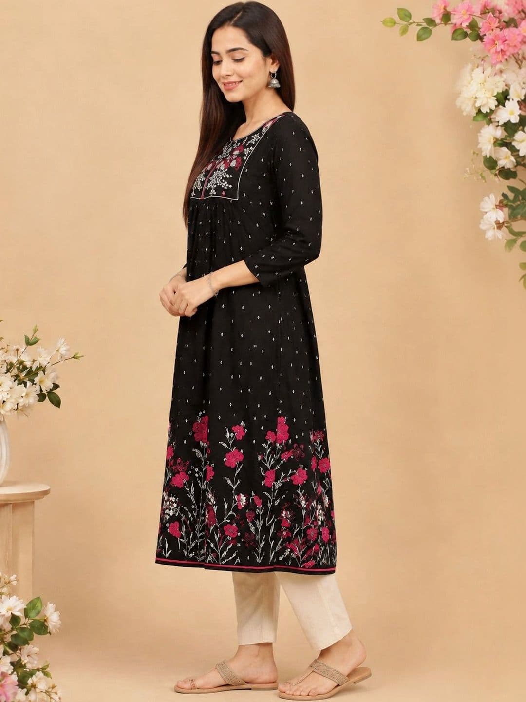 Araaha Women Embroidered Thread Work Floral Kurta thumbnail 3