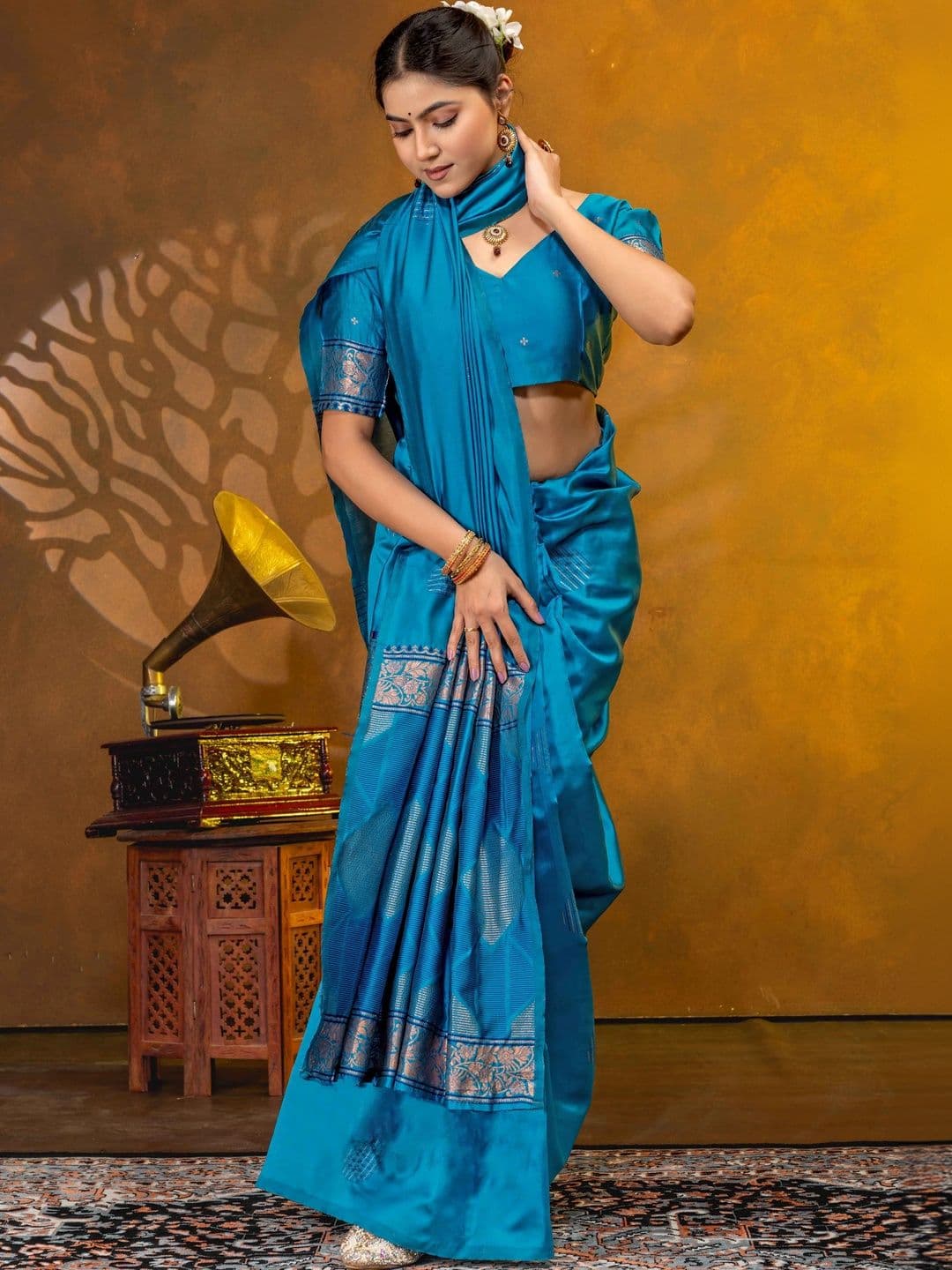 UMANTA Woven Design Zari Silk Blend Banarasi Saree thumbnail 3