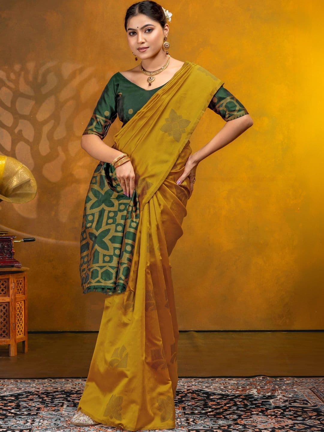 UMANTA Woven Design Zari Silk Blend Banarasi Saree thumbnail 6