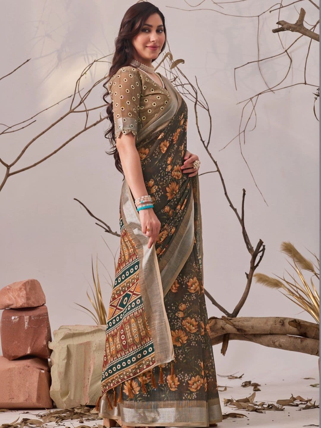 DIVASTRI Floral Linen Blend Designer Saree thumbnail 3
