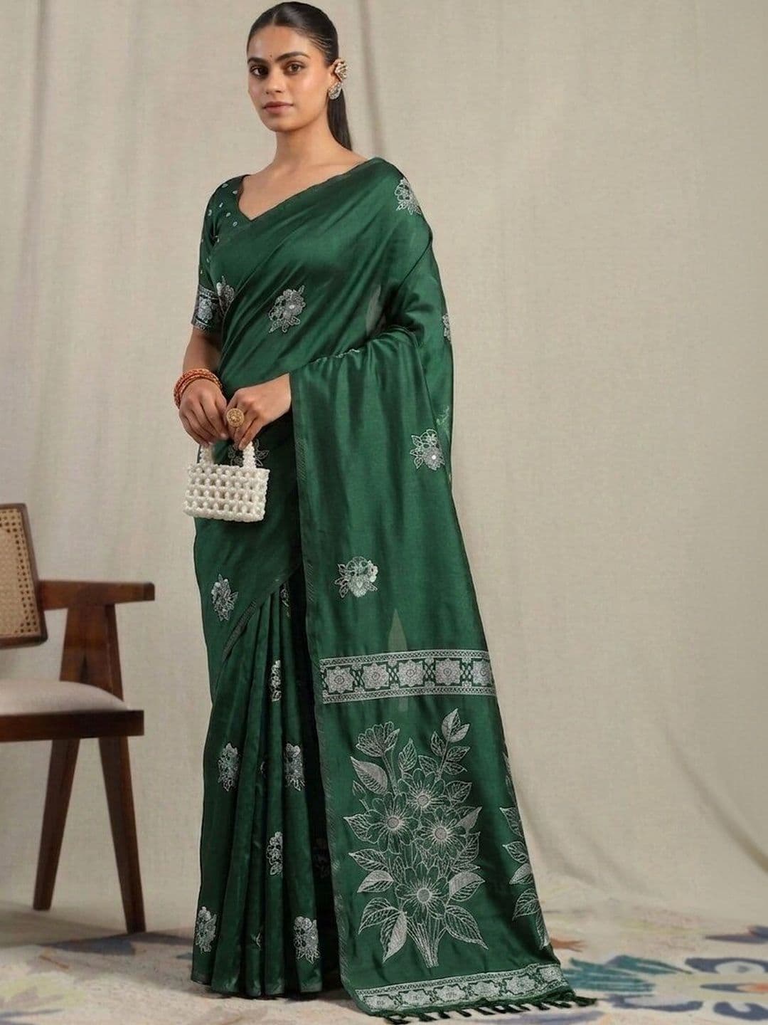 UMANTA Floral Embroidered Silk Blend Banarasi Saree thumbnail 2