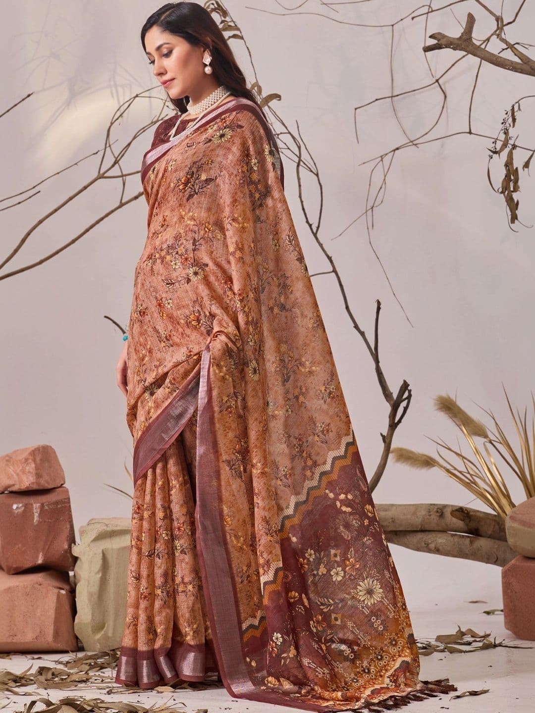 DIVASTRI Floral Linen Blend Designer Saree thumbnail 5