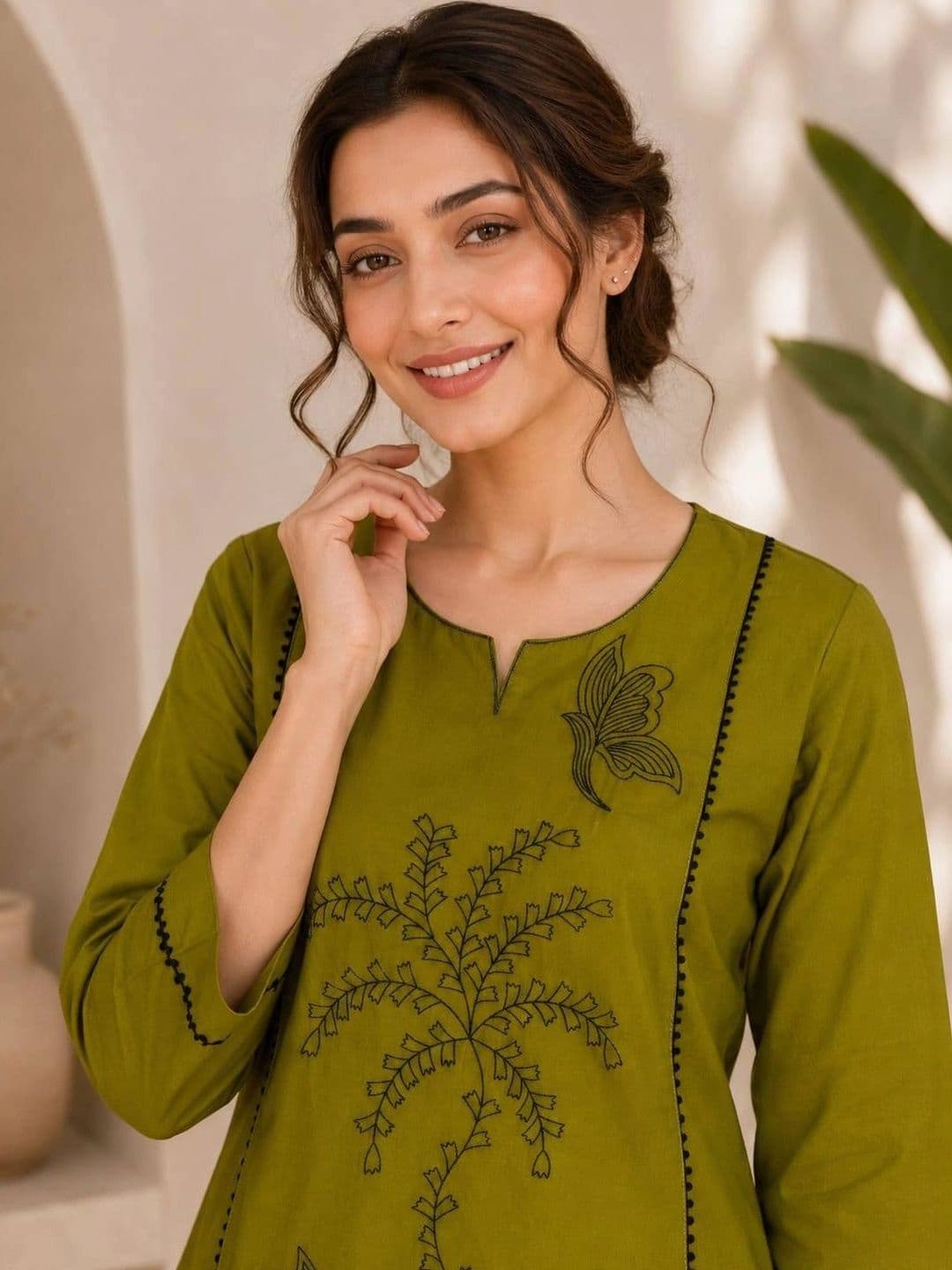 VASTRAHOUSE Women Ethnic Motifs Embroidered Regular Thread Work Kurti with Trousers thumbnail 2