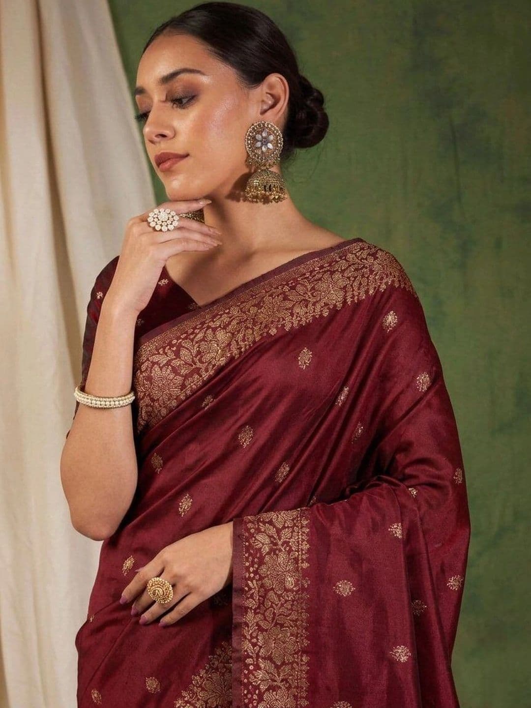 UMANTA Woven Design Zari Silk Blend Banarasi Saree thumbnail 2